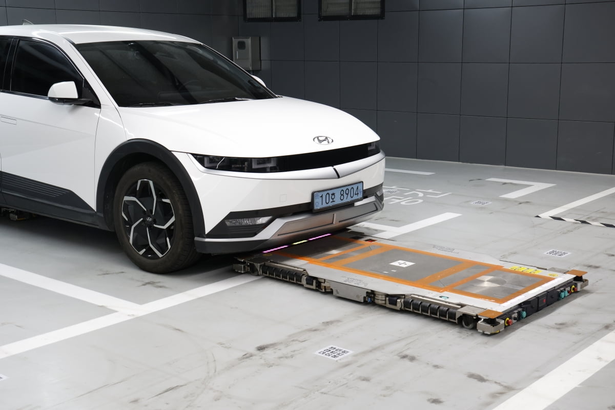 현대위아의 발렛 주차 로봇으로 입주민은 좁은 공간에서도 주차 스트레스 없이 차량을 맡길 수 있으며 단지 내 주차 효율과 편의성이 크게 향상된다. 사진=현대위아