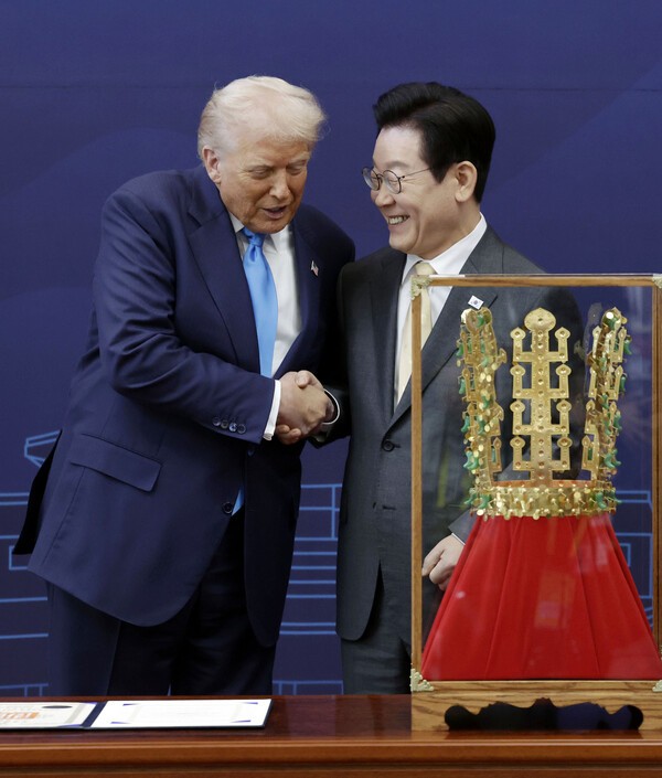 트럼프 미국 대통령과 악수하고 있는 이재명 대통령. 사진=뉴시스