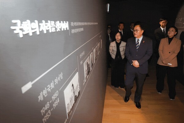 '여의도 국회 50년' 특별전을 관람 중인 우원식 의장. 사진=국회