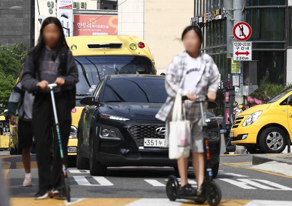 청소년으로 추정되는 들이 전동킥보드를 타고 있다. 사진=뉴시스