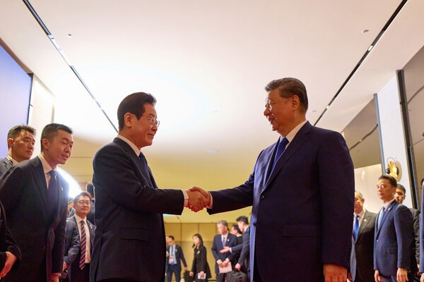 대통령실이 2일 공개한 사진. 이재명 대통령이 지난 1일 경북 경주 소노캄 그랜드 볼룸에서 시진핑 중국 국가주석 국빈 만찬을 마친 뒤 시 주석을 환송하고 있다. 사진=이재명 대통령 SNS