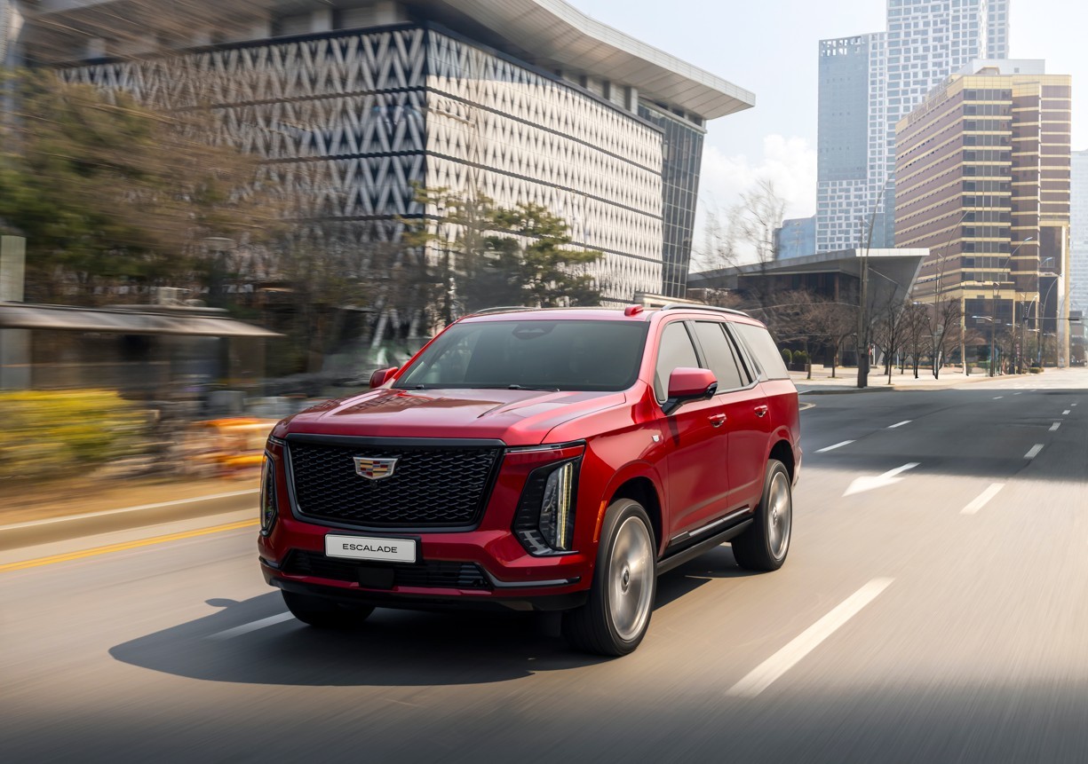 캐딜락이 '2025 코리아세일페스타'에 맞춰 전기 SUV 리릭(LYRIQ)에 최대 1700만원 현금 할인과 다양한 금융 혜택을 제공하며 겨울철 무상 점검 캠페인도 함께 진행한다. 사진=캐딜락