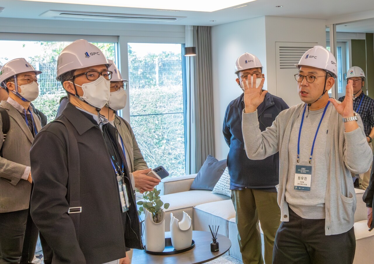 GS건설이 충북 음성 GPC에서 열린 OSC 기술 세미나에서 자이(Xi) 브랜드 철학을 접목한 '미래형 PC 공동주택' 모델을 공개했다. 사진=GS건설