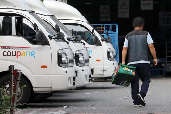 쿠팡 배송기사의 뒷모습. 사진=뉴시스