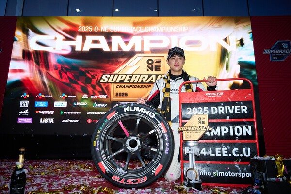 금호 SL모터스포츠팀 이창욱 선수가 '2025 오네(O-NE) 슈퍼레이스 챔피언십' 토요타 가주 레이싱 6000 클래스  드라이버 챔피언을 차지했다. 사진=금호타이어