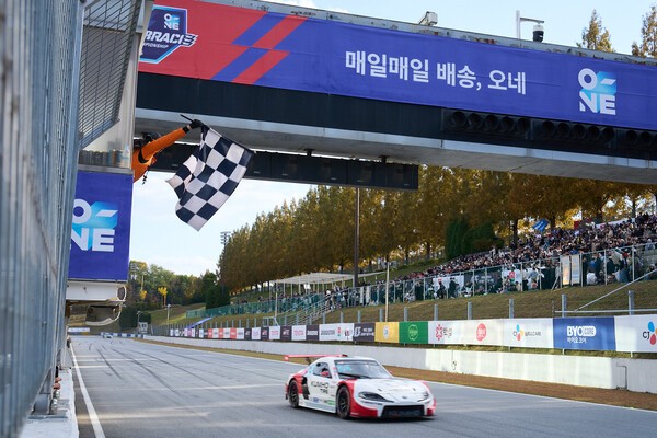 금호 SL모터스포츠팀 이창욱 선수가 '2025 오네(O-NE) 슈퍼레이스 챔피언십' 토요타 가주 레이싱 6000 클래스 최종 9라운드에서 체커키를 받으며 시즌 5승을 달성했다. 사진=금호타이어
