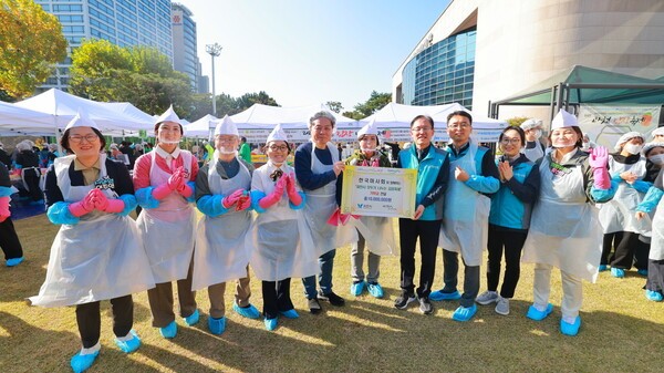  기부금 1000만 원 전달 후 기념사진 촬영 중인 한국마사회 및 봉사자들 사진＝한국마사회