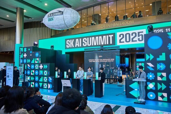 서울 강남구 코엑스 ‘SK AI Summit(서밋) 2025’에서 과학유튜버 ‘궤도’의 사회로 AI를 주제로 한 이벤트에 참석자들이 참여하고 있다.
