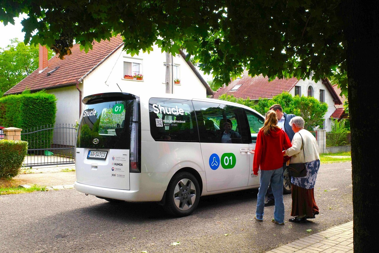 현대차·기아는 기재부·KDI 주관 EIPP 사업의 일환으로 헝가리 괴될뢰에서 진행한 AI 기반 수요응답교통 '셔클' 시범사업을 성공적으로 마치고 대중교통 대기시간을 90% 단축하는 성과를 거뒀다. 사진=현대자동차