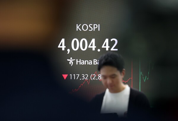 코스피가 전 거래일(4121.74)보다 117.32포인트(2.85%) 내린 4004.42에 마감한 5일 오후 서울 중구 하나은행 딜링룸 전광판에 종가가 표시되어 있다. 사진=뉴시스