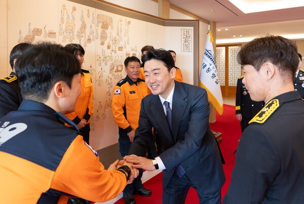 강훈식 대통령 비서실장은 5일 용산 대통령실로 소방공무원 12명을 초청, 오찬을 갖고 현장 애로사항 등을 청취했다. 사진은 강 비서실장이 참석자들과 악수 나누는 모습. 사진=뉴시스