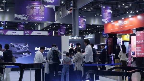 '2025 디지털 퓨처쇼·디지털 미디어 테크쇼'에서 롯데 칼리버스, 휴원트, 레노소프트 등 4차 산업 첨단기술 기반의 50여 개 기업이 AI와 로봇 기술이 결합된 차세대 콘텐츠를 체험할 수 있다. 사진=고양특례시