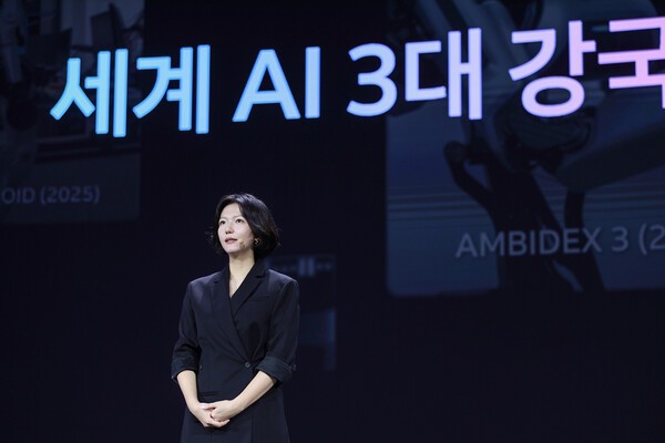 6일 최수연 네이버 대표이사가 DAN25 컨퍼런스에서 대한민국의 AI 3대 강국 도약에 기여하겠다는 의지를 표명하고 있다. 사진=네이버