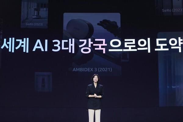 6일 최수연 네이버 대표이사가 DAN25 컨퍼런스에서 대한민국의 AI 3대 강국 도약에 기여하겠다는 의지를 표명하고 있다. 사진=네이버