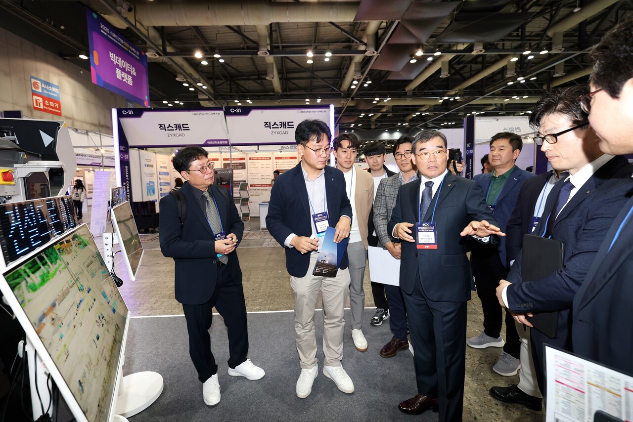 대우건설 김보현 대표이사가 스마트건설 엑스포 행사 전시장을 둘러보고 있다. 사진=대우건설