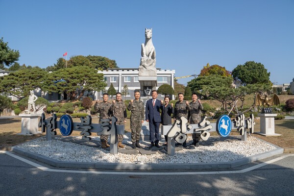 지난 5일 육군 9사단 백마부대에서 진행된 위문금 전달식에서 강준수 한화에어로스페이스 임원(오른쪽 4번째)과 권영우 9사단장 직무대리(준장,왼쪽 3번째) 등 주요 관계자들이 기념사진을 찍고 있다. 사진=한화에어로스페이스