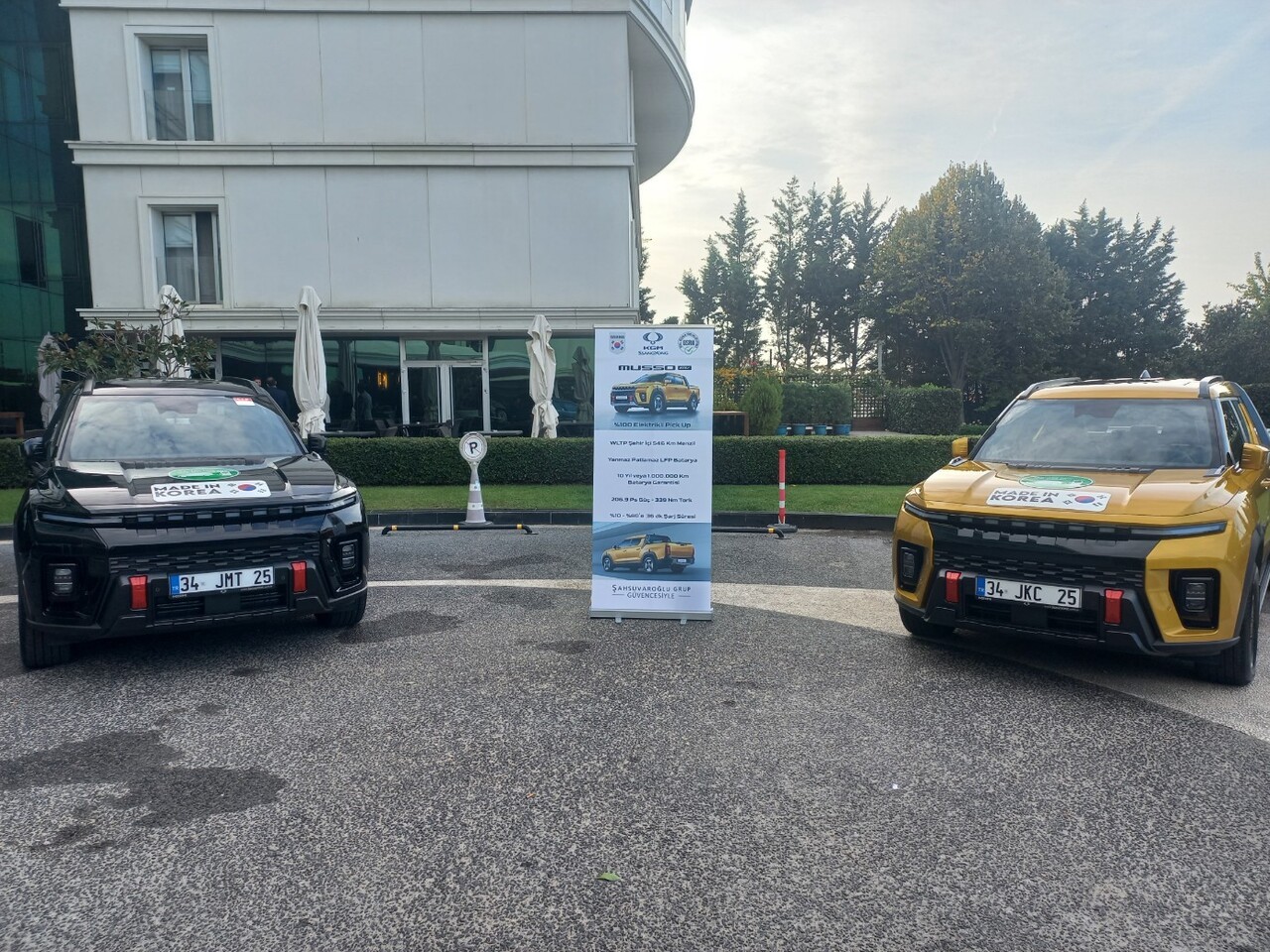 튀르키예 이스탄불 체바히르 호텔 앞에서 열린 KG모빌리티 '무쏘 EV' 론칭 행사 현장. 현지 취재진을 대상으로 차량 전시와 시승 프로그램이 진행됐다. 사진=KGM