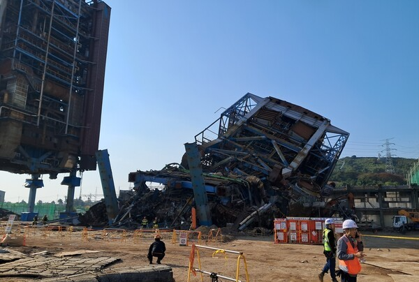 울산 남구 용잠동에 위치한 한국동서발전 울산화력발전소에서 6일 오후 2시 6분경 대형 구조물이 무너져 울산소방본부는 작업자 7명이 매몰되거나 다친 것으로 보고 구조를 위한 수색을 하고 있다. 사진=울산소방본부