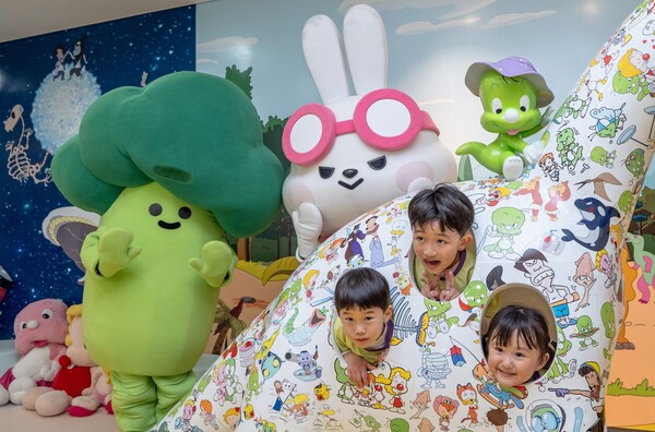 KB금융 스타프렌즈 캐릭터와 어린이 관람객들이 지난 10월 16일 서울 도봉구 둘리뮤지엄에서 진행된 '문화의 날, 별과 함께 날다' 이벤트에 참여하고 있다. 사진=KB금융그룹