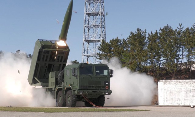 한화에어로스페이스가 개발을 주도한 다연장로켓 ‘천무-II’가 발사 시험을 진행하고 있다. 당사는 화생방 정찰차·차륜형 대공포 등 주요 지상방산 양산사업 확대와 함께 천무-II 등 차세대 화력체계 수출 기반을 강화하고 있다. 사진=한화에어로스페이스