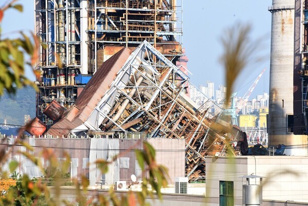 6일 발생한 한국동서발전 울산화력발전소 보일러 타워 붕괴 사고 현장. 구조물이 처참하게 무너져 내려 앉은 모습이다. 사진=뉴시스