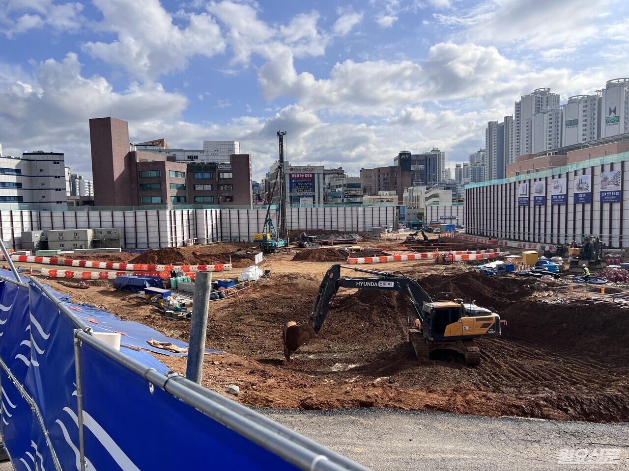 경기 광명시 철산동 재건축 현장에서 공사가 진행되고 있다. 주요 건설사들이 2025년 3분기 실적을 발표하며 수익성 중심 경영 기조에 따른 실적 격차가 나타났다. 사진=김윤겸 기자