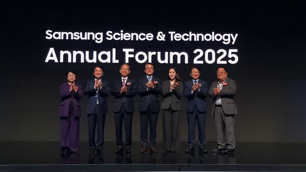 서울 강남구 인터컨티넨탈 파르나스 호텔에서 7일 개최된 '삼성미래기술육성사업 애뉴얼 포럼'에서 참석자들이 기념 촬영을 하고 있다. (왼쪽부터) 김선민 조국혁신당 의원, 안철수 국민의힘 의원, 국양 삼성미래기술육성재단 이사장, 박승희 삼성전자 CR담당 사장, 이주영 개혁신당 의원, 권칠승 더불어민주당 의원, 김현수 삼성전자 미래기술육성센터장 사진=삼성전자