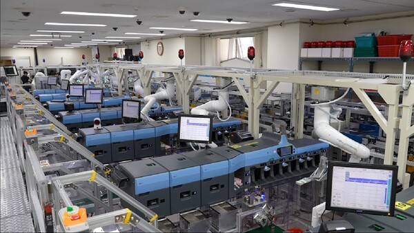 로봇시스템이 지폐를 계수·입력·분류하는 모습 사진=강원랜드