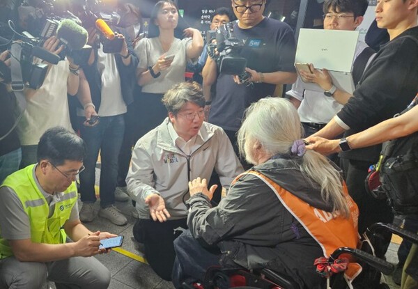 문성호 시의원이 전장연 측과 대화 나누는 모습. 사진=서울시의회