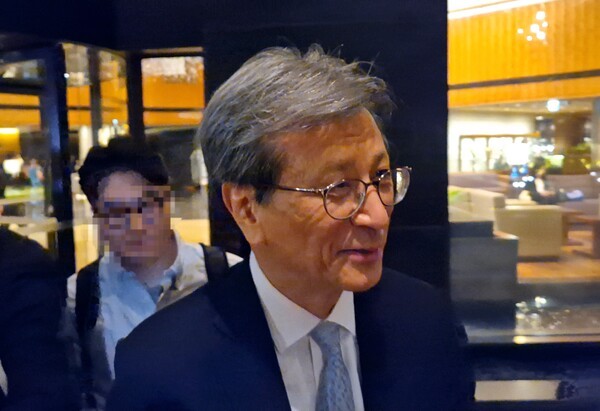 정현호 삼성전자 부회장이 사업지원TF에서 용퇴하고 2선으로 물러나 이재용 회장의 보좌역을 맡게 됐다. 사진은 정현호 삼성전자 부회장이 지난 6월, 취재진의 질문에 답변하는 모습. 사진=뉴시스