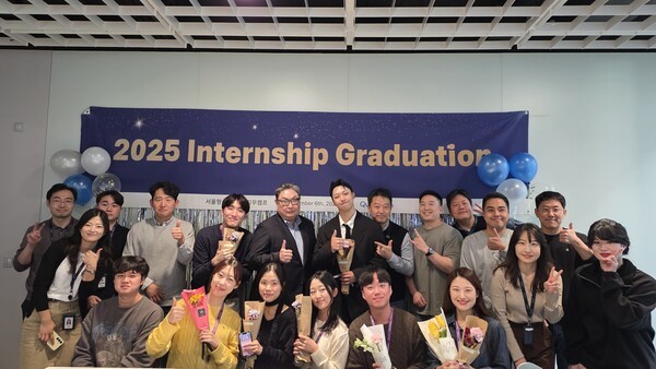 퀄컴코리아는 권오형 퀄컴 APAC 대표(윗줄 왼쪽에서 5번째) 및 임직원, 인턴들이 참석한 가운데 6일 '2025 서울형 청년인턴 직무캠프' 수료식을 개최했다고 7일 밝혔다. 사진=퀄컴코리아