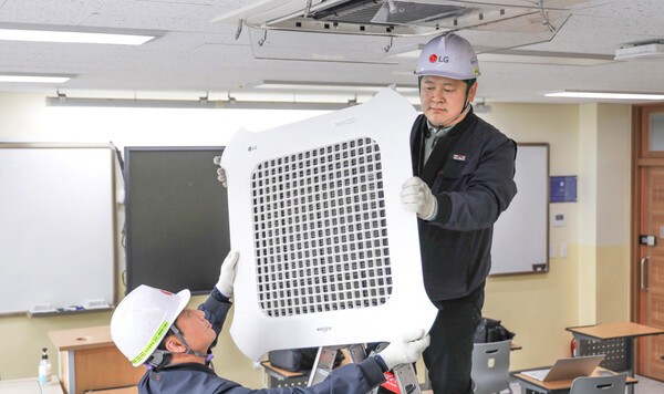 하이엠솔루텍 서비스 엔지니어들이 수능 시험장에 설치된 냉난방 시스템에어컨 작동 이상 유무를 점검하고 있다. 사진=LG전자