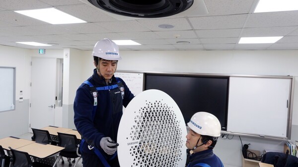 삼성전자서비스가 2026학년도 수학능력시험을 앞두고 시스템에어컨을 12일까지 사전 점검한다고 밝혔다. 삼성전자서비스 엔지니어가 수능 고사장에서 삼성전자 시스템에어컨 사전 점검을 진행하고 있다. 사진=삼성전자