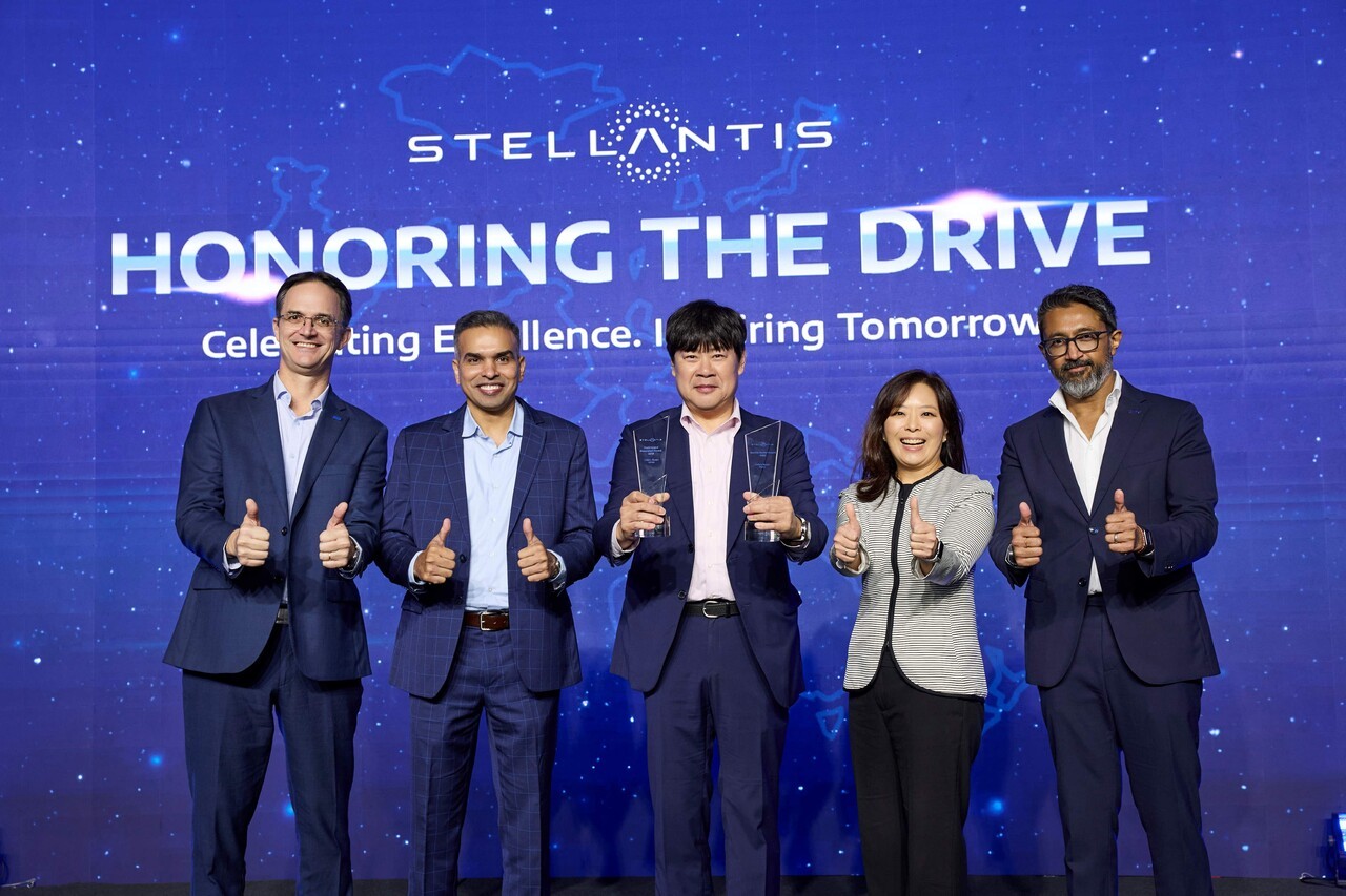 스텔란티스가 태국 방콕에서 개최한 'IAP 딜러 어워드' 시상식에서 빅토리오토모티브 김하근 대표(왼쪽에서 세 번째)와 스텔란티스코리아 방실 대표(오른쪽에서 두 번째)가 기념촬영을 하고 있다. 사진=스텔란티스코리아