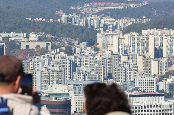 서울 남산타워에서 바라본 시내 아파트단지 모습. 공사비와 분양가 상승이 맞물리며 건설사와 청약시장 모두 냉각 조짐을 보이고 있다. 실수요자는 청약 여력이 줄고 건설사는 원가 부담에 수익성 악화를 겪는 등 전반적인 부담이 확산되는 양상이다. 사진=뉴시스