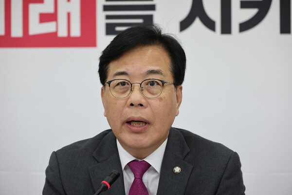 송언석 국민의힘 원내대표. 9일 오후 국회에서 열린 '검찰의 대장동 사건 항소 포기 관련 기자간담회'에서 발언하는 모습이다. 사진=뉴시스