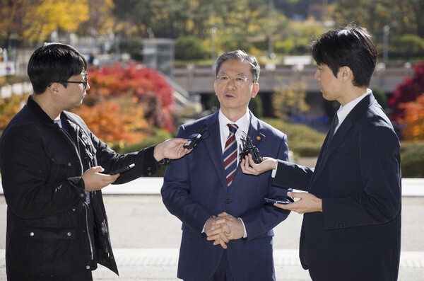 정성호 법무부 장관이 10일 오전 출근길에 만난 기자들에게 검찰의 '대장동 항소 포기' 결정과 관련한 입장을 밝히고 있다. 사진=뉴시스