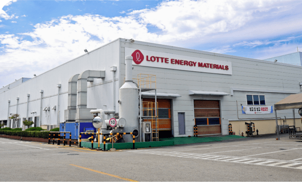롯데에너지머티리얼즈가 회로박 수요가 급증하는 흐름에 발맞춰 익산공장의 전지박 생산라인을 AI용 회로박 라인으로 전환하며 산업 구조 개편을 모색하고 있다. 사진=롯데에너지머티리얼