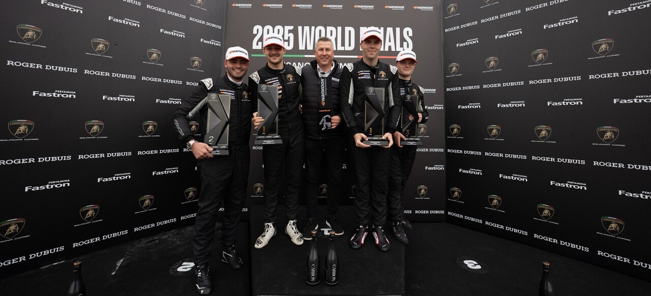 이탈리아 미사노 서킷에서 열린 ‘람보르기니 슈퍼 트로페오 2025 월드 파이널’ 프로(PRO) 클래스 시상식에서 입상자들이 기념촬영을 하고 있다. 왼쪽부터 2위팀 스쿠데리아 빌로르바 코르세(Scuderia Villorba Corse), 1위팀 웨인 테일러 레이싱(Wayne Taylor Racing), 3위팀 안사 모터스포트(ANSA Motorsport) 소속 드라이버들. 사진=한국타이어