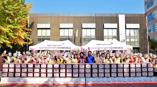 고려아연은 11일, '고려아연과 대한적십자사가 함께하는 2025 건강한 겨울나기' 행사를 열었다. 사진은 정무경 고려아연 사장(앞줄 가운데 오른쪽)과 허혜숙 대한적십자사 서울지사 사무처장(앞줄 가운데 왼쪽)이 김장나눔 봉사자들과 기념촬영을 하고 있다. 사진=고려아연