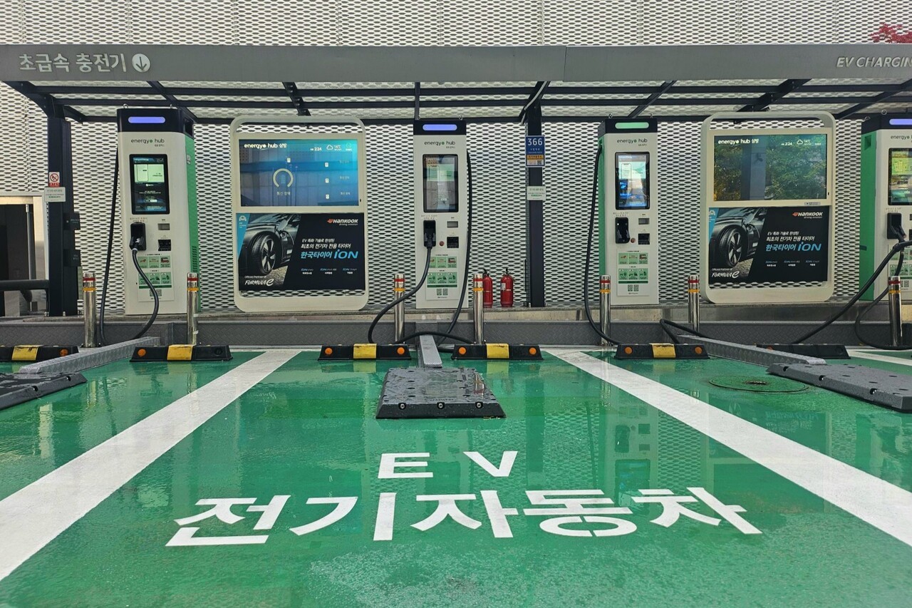 GS칼텍스는 EV 충전소에 화재진압설비를 선제 도입해 지역 사회 안전 강화에 기여한 공로로 '소방의 날' 경기도지사 표창을 받았다. 사진=GS칼텍스