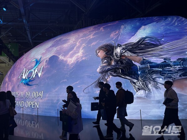 엔씨 부스 내 돔 형태로 만들어진 상영관 바깥에 기대작인 '아이온2' 소개 영상이 재생되고 있다. 사진=이상훈
