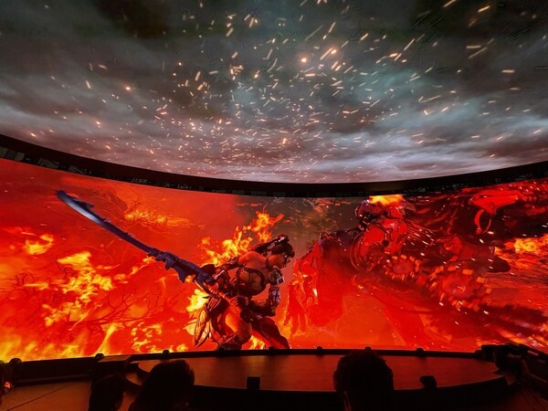 원형 돔으로 만들어진 엔씨 부스 내 상영관은 천장 스크린까지 활용해 신작 소개 영상을 재생했다. 사진=이상훈 기자