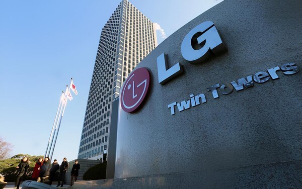 LG그룹은 자동차 부품 부문 계열 4개사들이 독일 자동차 제조사 메르세데스-벤츠(Mercedes-Benz)와 함께 서울 LG트윈타워에서 '원(One) LG' 솔루션 협업 확대 방안에 대해 논의했다고 13일 밝혔다. 사진=LG전자