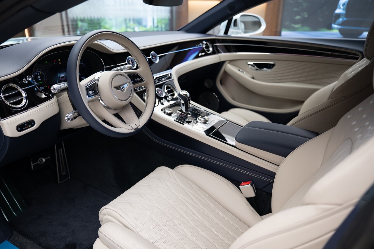 컨티넨탈 GT 아주르의 실내 전경. 3D 하모니 다이아몬드 퀼팅 패턴 시트와 오픈 포어 크라운 컷 월넛 베니어 등 아주르 전용 인테리어 요소가 적용됐다. 사진=벤틀리모터스코리아