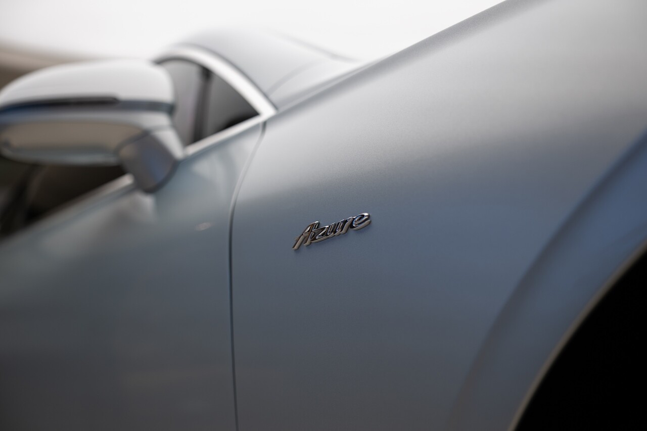 프론트 펜더에 아주르(Azure) 전용 배치가 적용된다. 사진=벤틀리모터스코리아