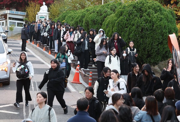 2026학년도 대학수학능력시험일인 13일 인천 중구 인일여자고등학교에서 수능 시험을 마친 수험생들이 시험장을 빠져 나오고 있다. 사진=뉴시스