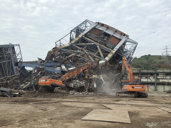 13일 울산화력발전소 붕괴 사고 현장에서 수색작업 중인 소방당국. 사진=울산소방본부