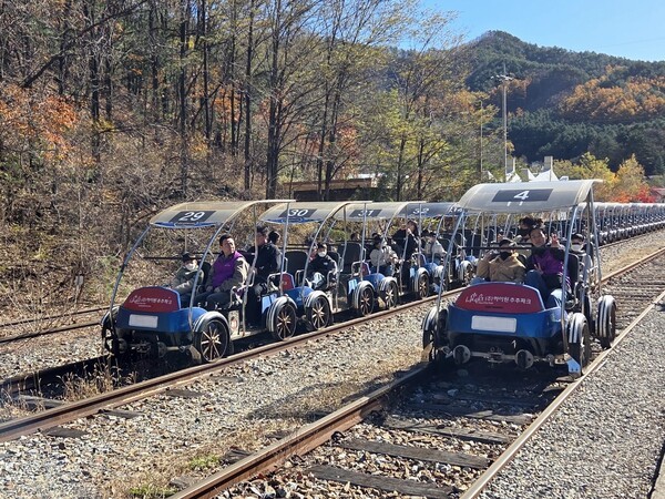 레일바이크를 즐기는 어린이들. 사진=강원랜드