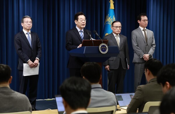 이재명 대통령이 14일 용산 대통령실에서 한·미 간 관세·안보 합의를 문서화하는 '조인트 팩트시트(JFS·합동설명자료)'와 관련, 발표 중인 모습. 사진=뉴시스